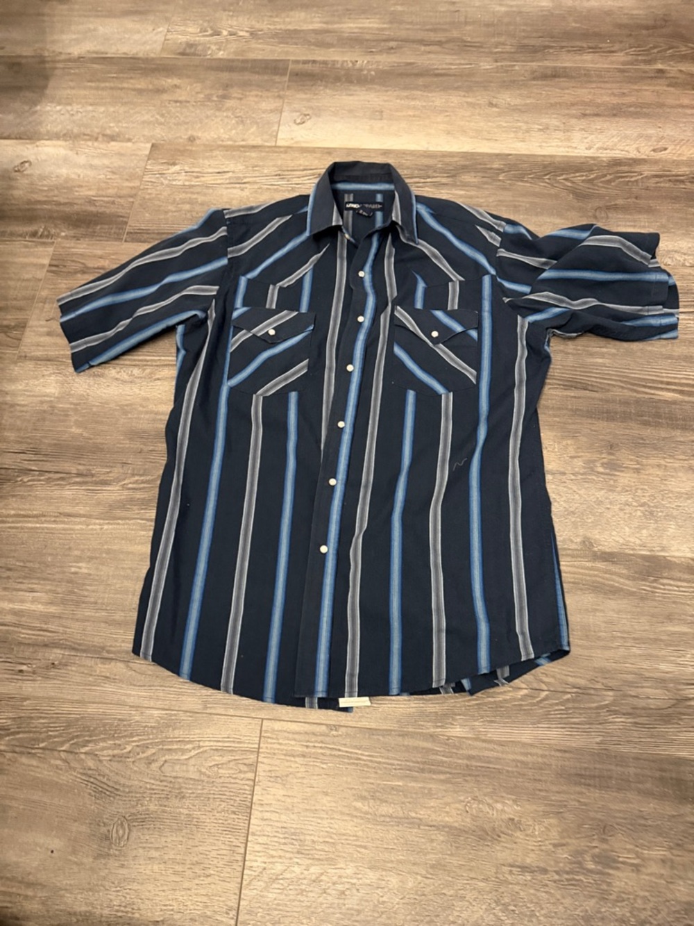 MWG Apparel Men's Navy Blue Striped Short-Sleeve Button-Up Shirt